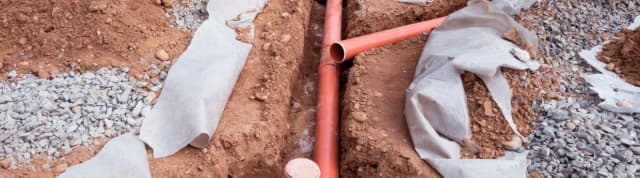 Jak odwodnić działkę i uniknąć problemów z wodą na terenie